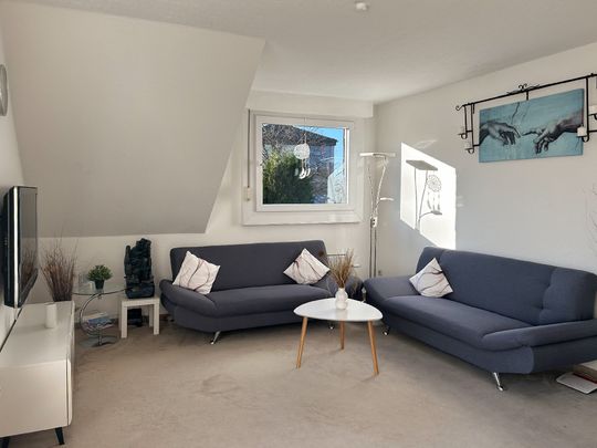 Komfortabel Wohnen im Zweifamilienhaus: Mietwohnung mit drei Zimmern und Sonnenbalkon - Foto 1