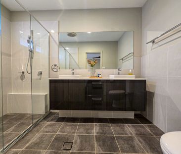 Spacious Family Home in a Prime Oran Park Location - Photo 3