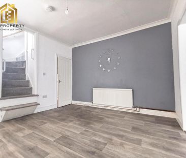 3 bedroom end of terrace house to rent - Photo 2