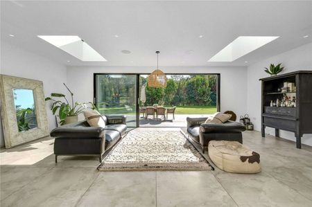Stylish modern home, set within Burhill Private Estate. - Photo 2