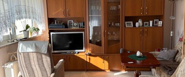 2-Raumwohnung mit Balkon im 1. OG inkl. Küchenzeile zusätzlichem Zimmer mit Flur und Gäste-WC im DG und Blick ins Grüne - Foto 1