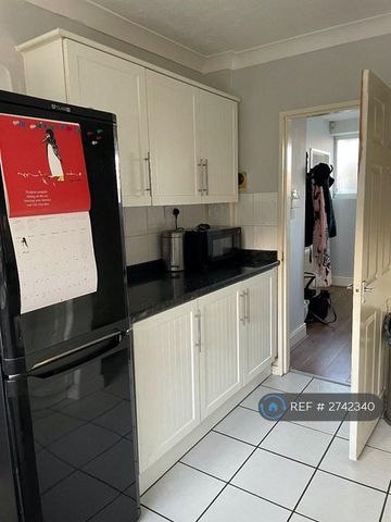 3 bedroom semi-detached house to rent - Photo 3