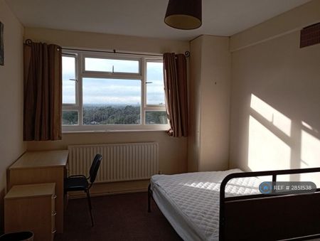 4 bedroom flat to rent - Photo 3