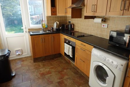 Room in a Shared House, Blenheim Avenue, IG2 - Photo 5