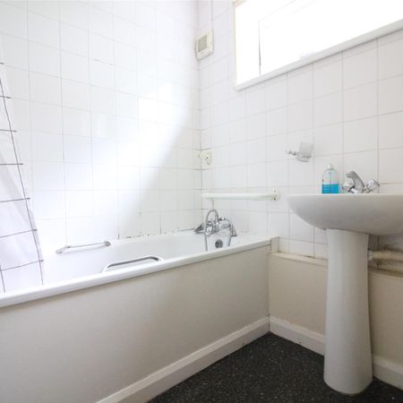 Wellington Road North, Hounslow - Photo 3