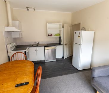 Modern Two-Bedroom Home – Prime Location Near University - Photo 5