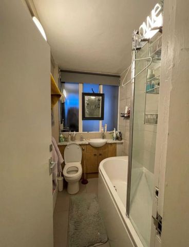 1 bedroom in a flat share to rent - Photo 5