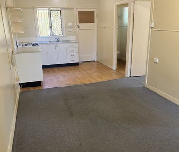 2/52 Eyre Street, North Ward - Photo 2