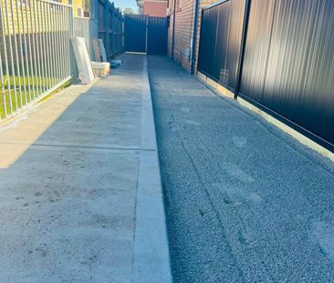 BRAND NEW GRANNY FLAT FOR LEASE IN MACQUARIE FIELDS!!! - Photo 1