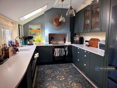 1 bedroom in a house share to rent - Photo 5