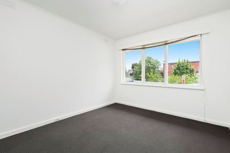 Spacious First Floor Apartment in Prime Balaclava Location - Photo 2