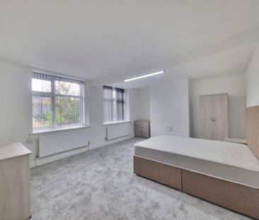 3 bedroom flat to rent - Photo 2