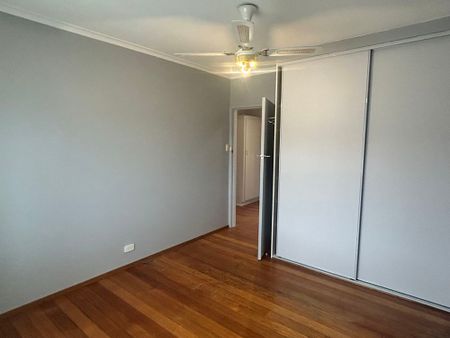 GREAT LOCATION THREE BEDROOM FAMILY HOME - Photo 5