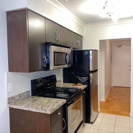 Ground level studio apartment near VGH Fairview Granville - Photo 1