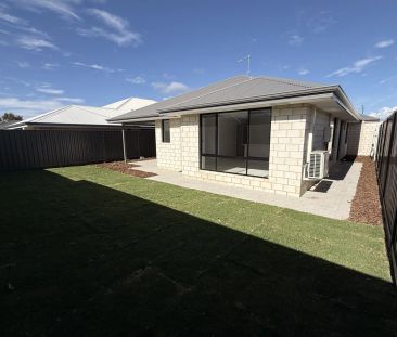 Brand New Modern Family Home with Quality Finishes in Prime Location - Photo 4