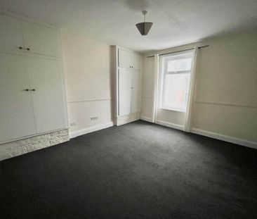 3 bedroom flat to rent - Photo 3