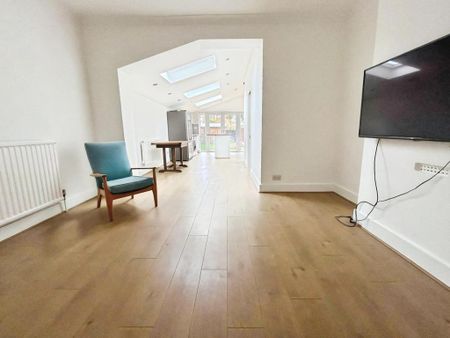 4 bedroom semi-detached house to rent - Photo 2
