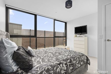 Chic one bedroom apartment with bay views in prime location - Photo 2