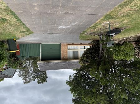 Huge Family Home in Glenfield with 4 Bedrooms including granny - Photo 3