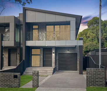 NEAR NEW 5 BEDROOM DUPLEX! - Photo 2