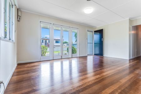 FAMILY HOME WAITING FOR YOU TO MOVE IN - Photo 5