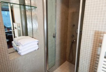 Piazza del Popolo: Lovely, modern 1 bedroom in private Villa. Entrance, spacious living-dining, fully equipped kitchen, bath and private terrace. Parquet floors Air conditioning, bright and silent. rif 364