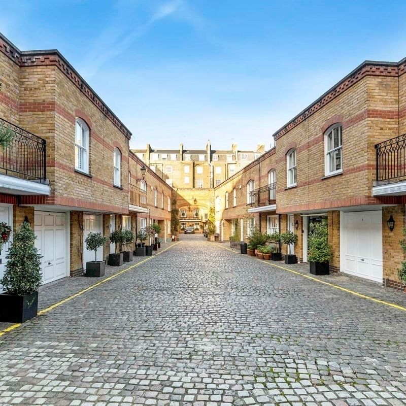 3 bedroom mews to rent - Photo 1