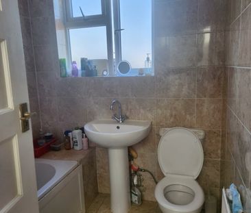 Room in a Shared Flat, Imperial Drive, HA2 - Photo 2
