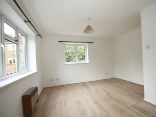 Flat to rent on - Photo 1