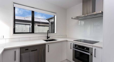 Near New Spacious 2 Bedroom Townhouse! - Photo 3