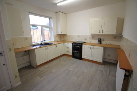 3 bedroom semi-detached house to rent - Photo 4