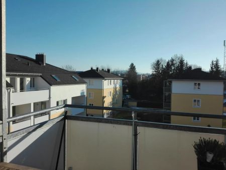 Große, sonnige 4-Zimmer-Wohnung mit Balkon im Dachgeschoss mit Küche in ruhiger Wohnlage Ried - Photo 2