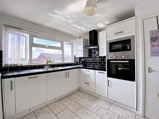 2 bed flat to rent in Albion Street, Kenilworth, CV8 - Photo 1