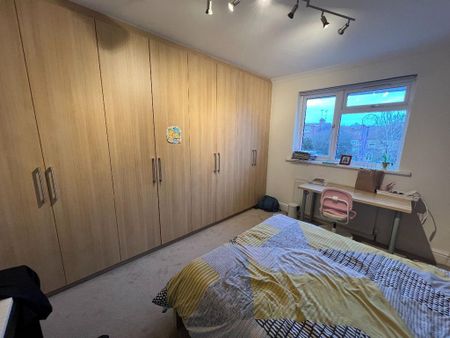 4 bedroom semi-detached house to rent - Photo 5