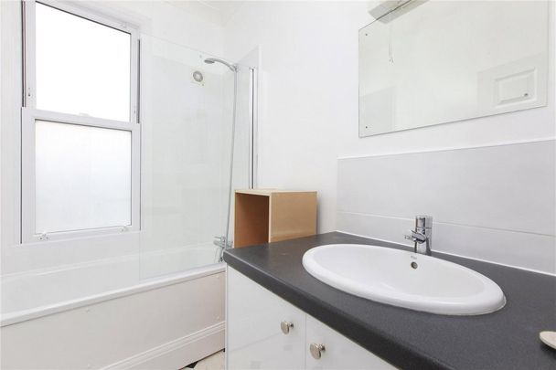 2 bedroom flat in Clapham - Photo 1