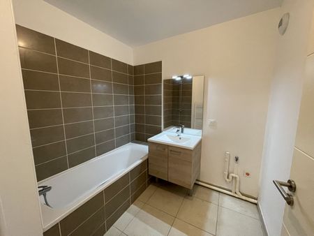 Location Appartement 3 pièces 65m² LILLE 59000 - Photo 4