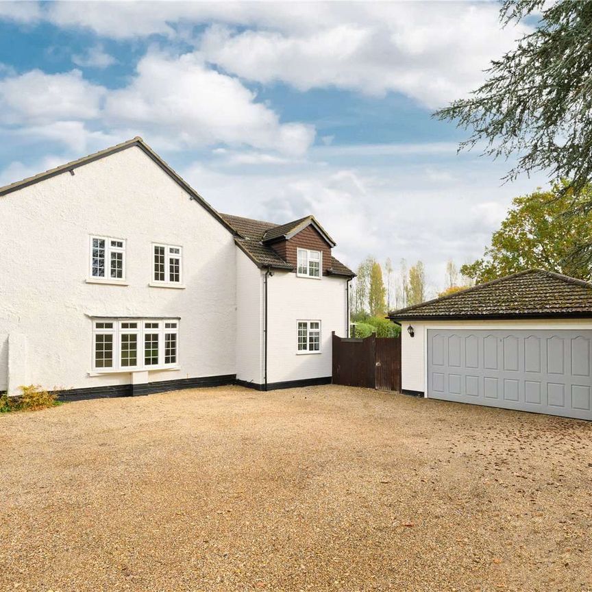Four bedroom detached cottage in the heart of Warfield - Photo 1