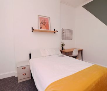 10 Bedroom House - Photo 2