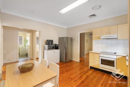 *Affordable Neat & Tidy House in Windsor* - Photo 5