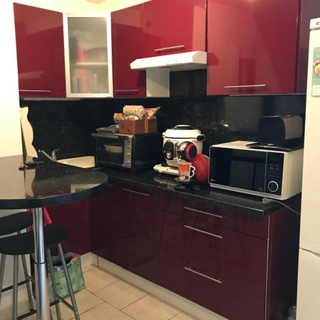 Une maison mitoyenne d'un côté située à proximité des commerces et d'une école - Photo 3