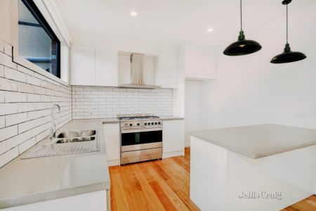 3 Bed, 2 Bath - Photo 4