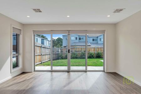 Conveniently located, three-bedroom family home for lease - Photo 2