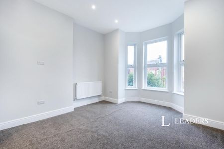 3 bedroom flat to rent - Photo 4