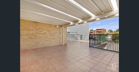 Spacious Three Bedroom Unit in Prime CBD Location - Photo 2