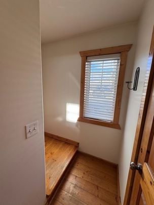 Carriage House, 2 bed, 1 bath: Knox Mountain- Dec.1st - Photo 1