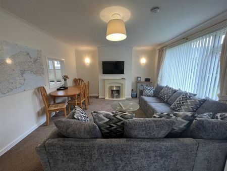 3 bedroom semi-detached bungalow to rent - Photo 4