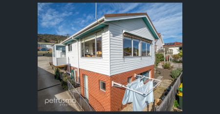 Sun, Views and Level Access - Photo 4