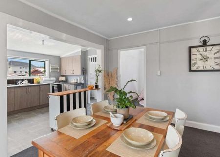 Cutie on Puriri - Photo 2