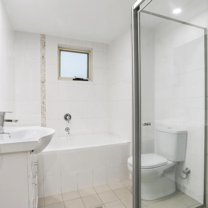 Oversized two bedroom apartment with walk-to-everywhere locale - Photo 1