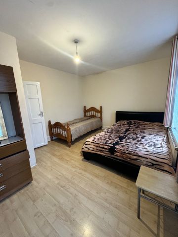 4 Bed Semi-Detached House, Inglehurst Gardens, IG4 - Photo 5